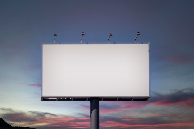 Modelo de outdoor em branco para publicidade ao pôr-do-sol