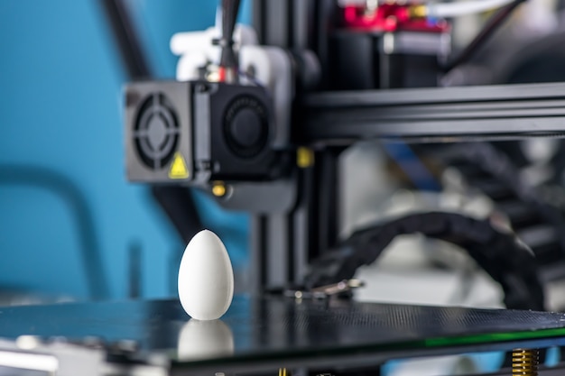 Modelo de ovo em plástico branco impresso em impressora 3d. tecnologia moderna.