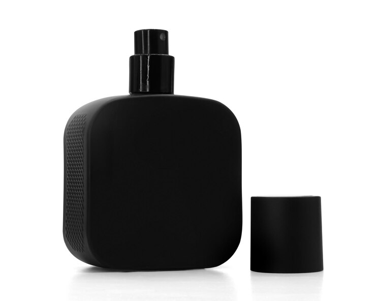 Foto modelo de perfume de garrafa preta isolado em fundo branco