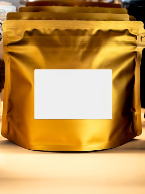 Modelo de rótulo branco em branco vazio no saco de folha de ouro moderno embalagem de grãos de café estilo vertical Mockup rótulo de adesivo retângulo Frente da embalagem de bolsa com zíper de papel para grãos de café mostrando na prateleira
