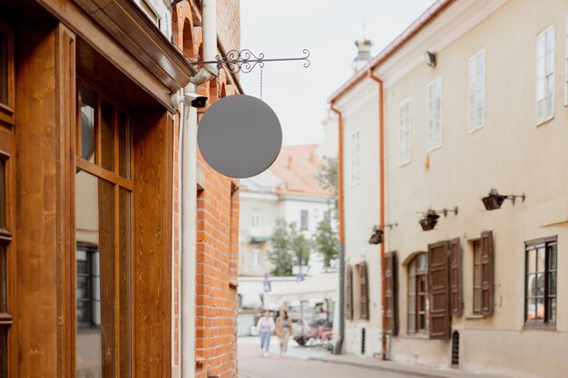 Foto modelo de sinalização em branco na fachada da cidade velha espaço de cópia para o sinal ou logotipo da sua loja