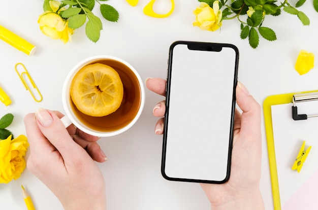 Foto modelo de smartphone de vista superior sobre o espaço de trabalho