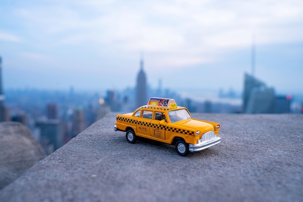 Modelo de táxi de Nova York estacionado nas ruas de Nova York