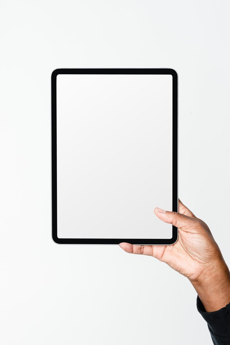 Foto modelo de tela png de tablet digital com a mão