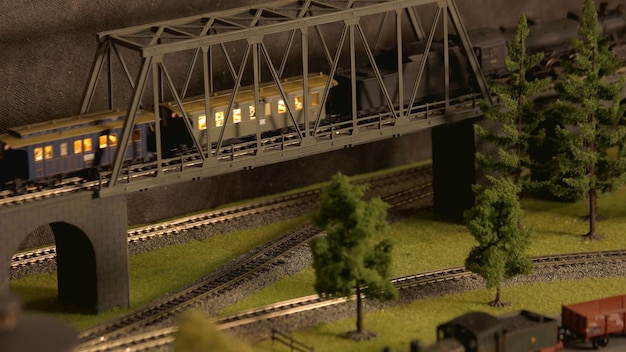 Foto modelo de trem retrô com passageiros.