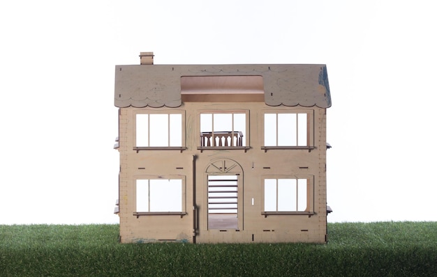 modelo de uma casa de madeira no gramado