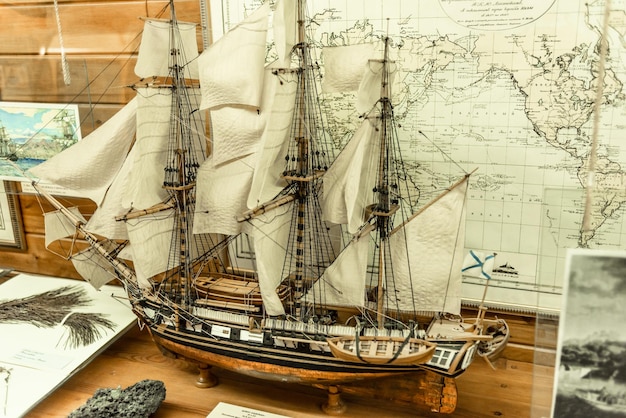 Foto modelo de uma fragata à vela de madeira fechada exposição do museu museu do oceano kaliningrado rússia