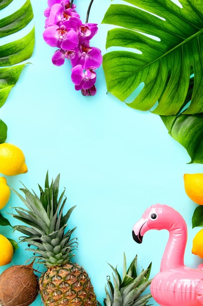 Modelo de verão tropical para convite ou panfleto com frutas e flores, copie o espaço para um texto