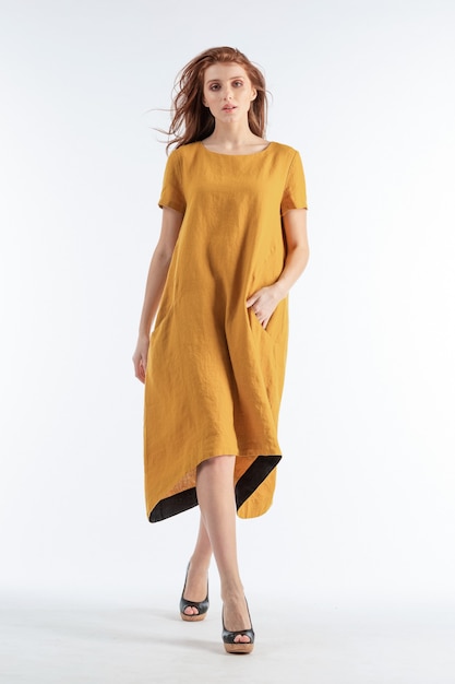 Modelo de vestido amarelo caminhando para a câmera