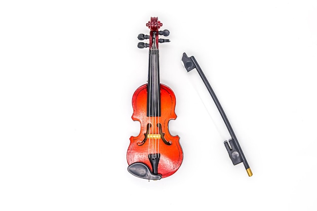 Modelo de violino com laço em um fundo branco.