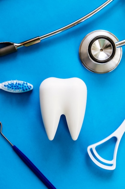 Foto modelo dental e equipamento dental em azul