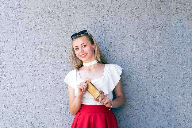 Foto modelo doce sentindo-se feliz