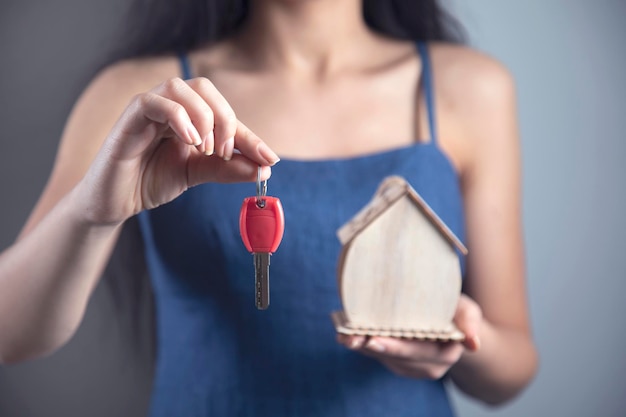 Modelo e chave da casa da mão da mulher