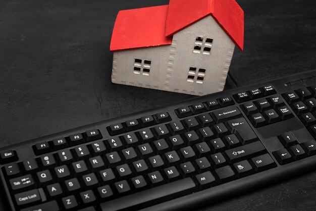 Foto modelo e teclado da casa. aluguer de imóveis online. pesquise por moradia na internet.