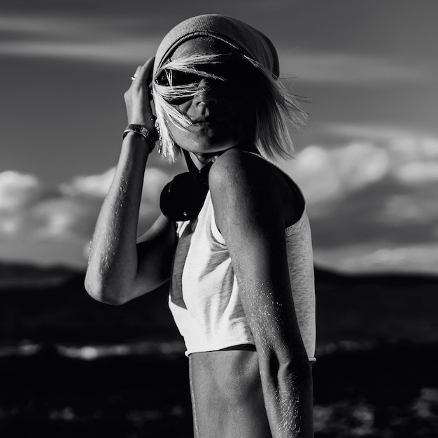 Modelo elegante com roupas da moda em foto preto e branco do deserto