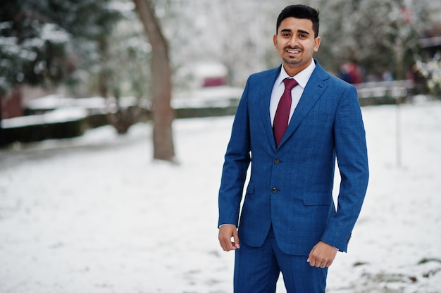 Modelo elegante indiano homem elegante terno posado em dia de inverno.