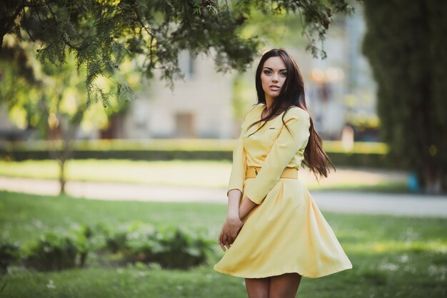 Modelo elegante romântico em vestido