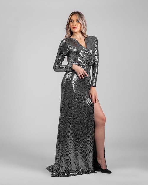 Una modelo con un elegante vestido de noche.