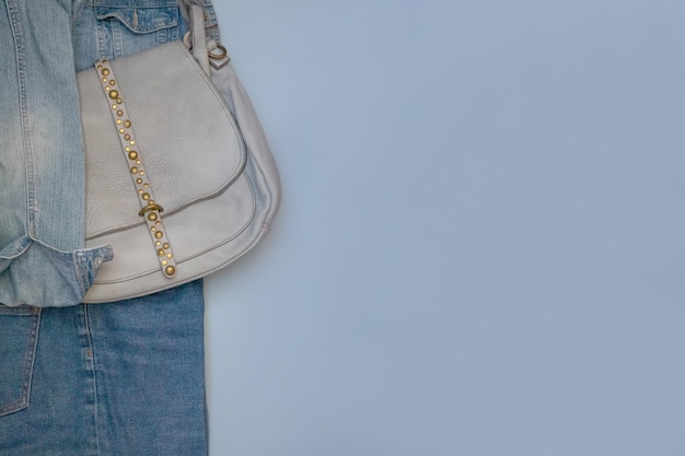 Modelo em branco em um fundo azul roupas femininas casuais confortáveis jeans e jeans