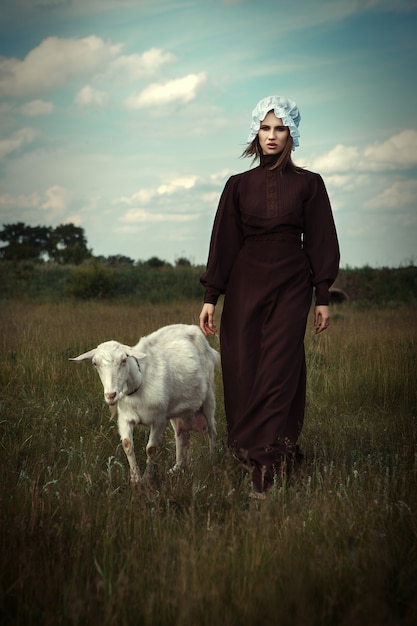 Modelo de estilo Amish posa con animales