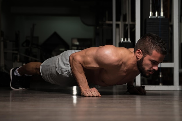 Modelo fazendo flexões na academia