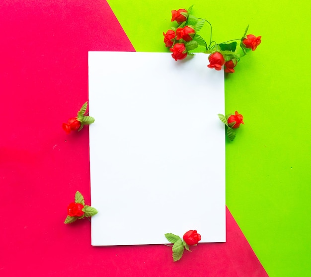 Foto modelo de felicitación decorativo en blanco con flores sobre fondo rojo y verde tarjeta de felicitación para el día de la mujer o el día de las madres copiar espacio para el texto