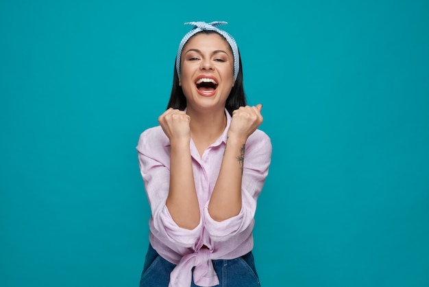 Modelo feliz en ropa elegante jubilosa.