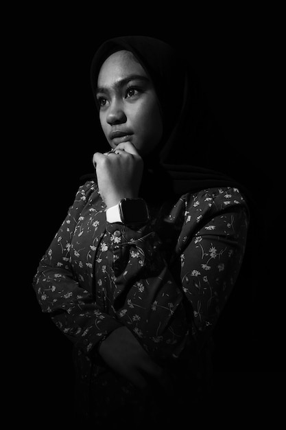 modelo femenino hijab blanco y negro