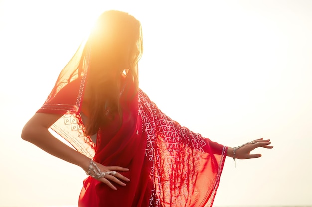 Modelo femenino indio en vacaciones en la playa tropical paradisíaca