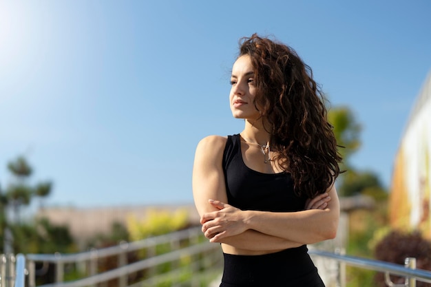 Modelo femenino posando para un concepto de cuerpo positivo y autoaceptación