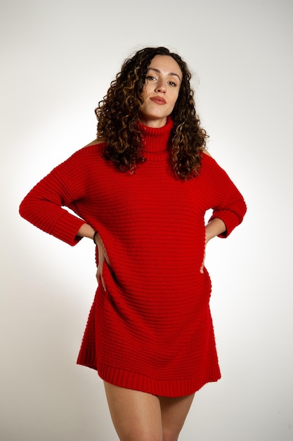 modelo femenino en suéter rojo