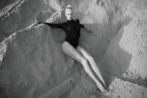 Modelo feminino com cabelo loiro na areia