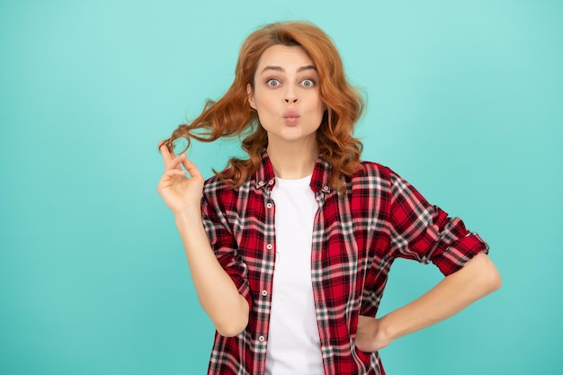 Modelo feminino em camisa xadrez bonita aparência de jovem sorridente mulher ruiva