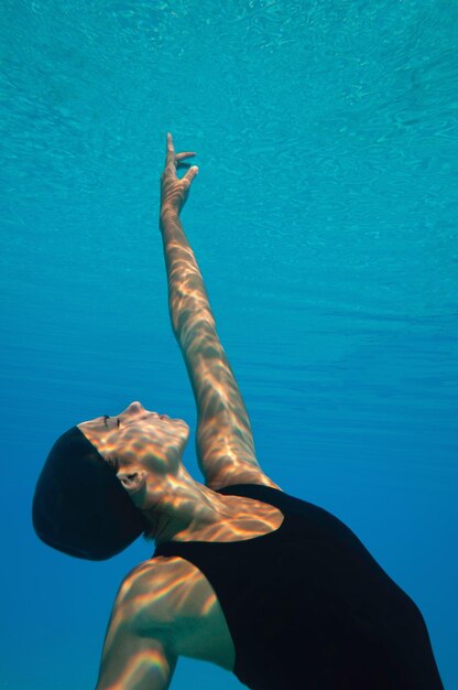 Foto modelo feminino nadando na piscina