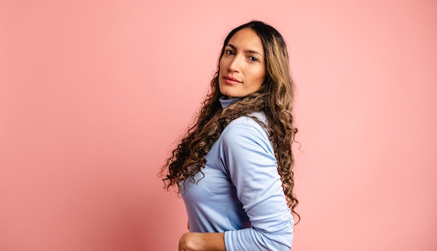 Foto modelo feminino olhando seriamente para a câmera