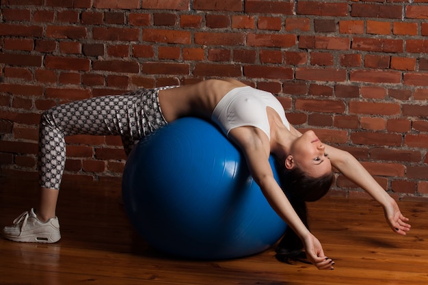 Modelo de fitness ejercicio con fitball