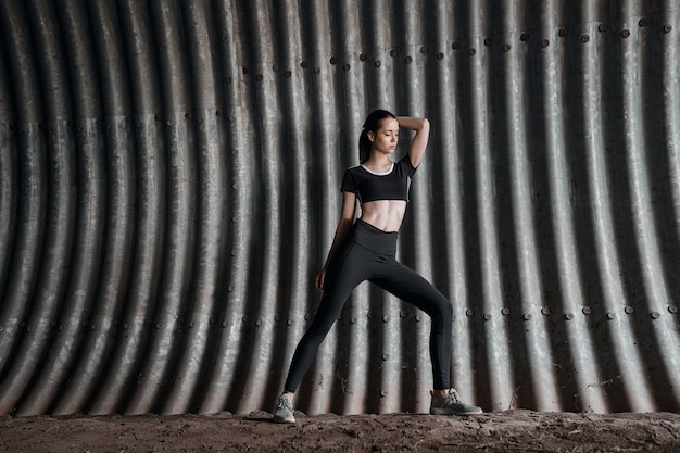 modelo de fitness trabajando al aire libre