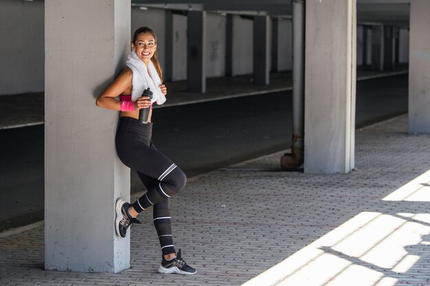 Modelo de fitness trabajando en la calle