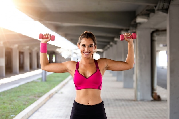 Modelo de fitness trabajando en la calle