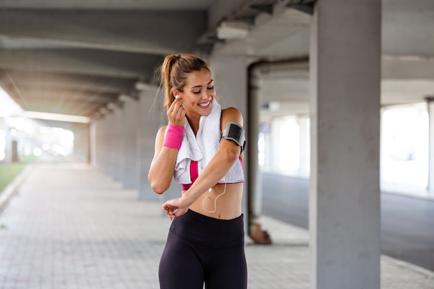 Modelo de fitness trabajando