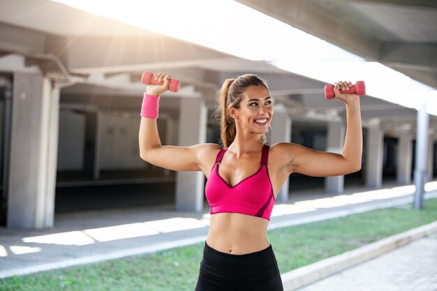 Modelo de fitness trabajando