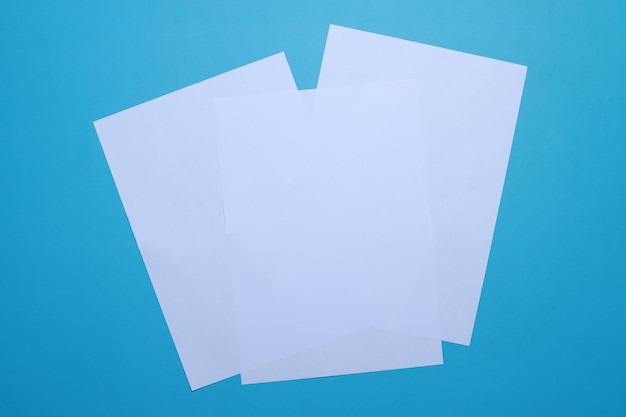 Foto modelo de folleto de folleto en blanco sobre fondo azul