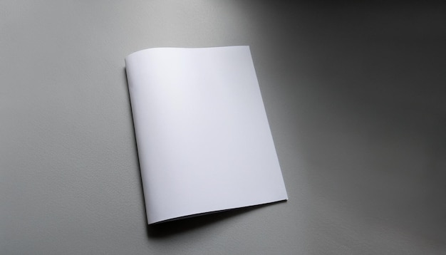 modelo de folleto fotorrealista en blanco a4 sobre un fondo gris claro