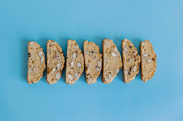 Foto modelo de galletas de almendras recién horneadas en fondo azul concepto de comida dulce