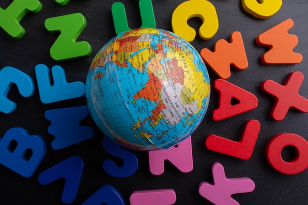 Foto modelo de globo en letras de colores sobre un fondo negro