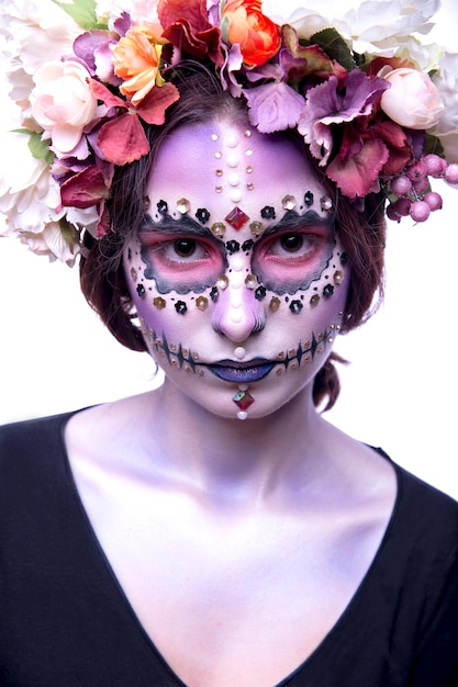 Foto modelo de halloween con piedras de strass y corona de flores