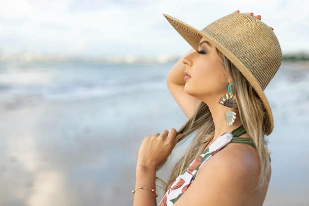 Modelo hermosa joven en la arena de la playa.