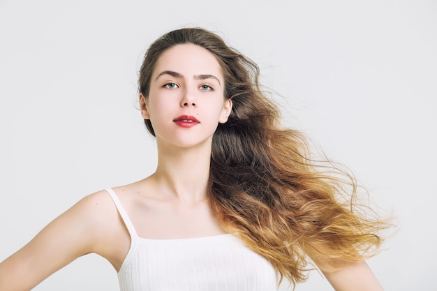 Modelo hermosa joven con cabello rubio y ojos azules retrato de moda en el estudio