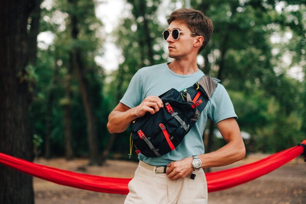 Cerrar Foto De Turista Masculino Sujeta Fastex En Bolsa De Cintura. Un  Hombre Lleva Una Riñonera Al Hombro. Equipamiento Para El Turismo. Fotos,  retratos, imágenes y fotografía de archivo libres de derecho.