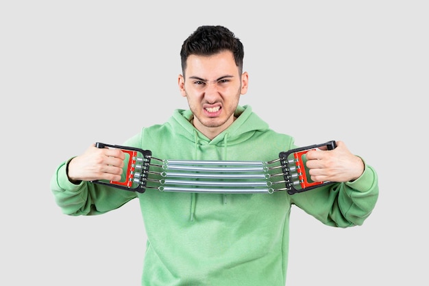 Modelo de hombre joven con equipamiento deportivo